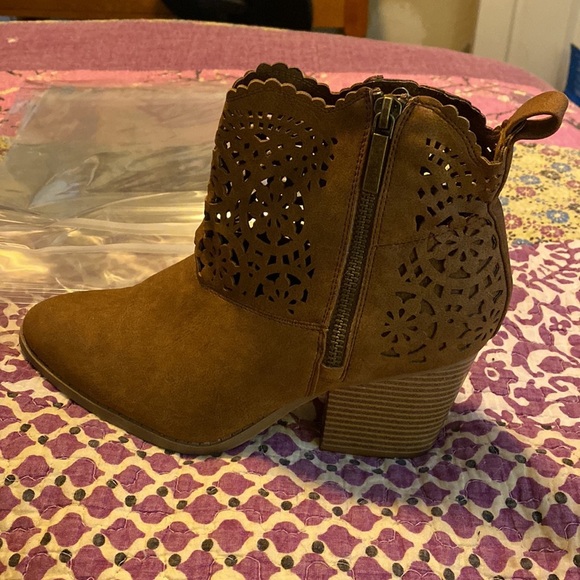 Super cute lace cut out booties size 8. - Picture 4 of 7